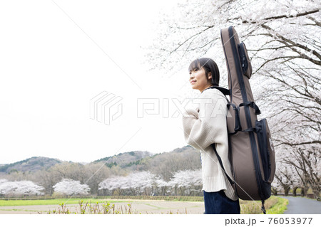 人物 女性 ギター 背負うの写真素材