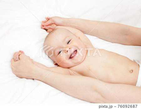 手 グー 赤ちゃん かわいいの写真素材