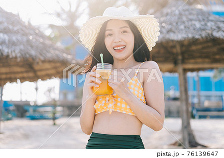 女性 女の子 水着姿 かわいいの写真素材