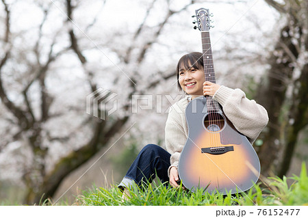 アコースティックギター 女性 かわいい 若い 少女 女子の写真素材