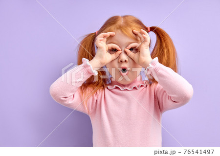 そばかす 女の子 かわいいの写真素材