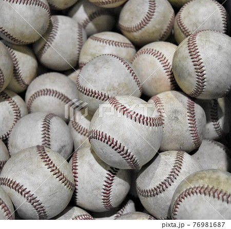 ボール 硬球 かご 野球の写真素材