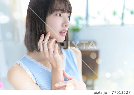 薄着 女性の写真素材