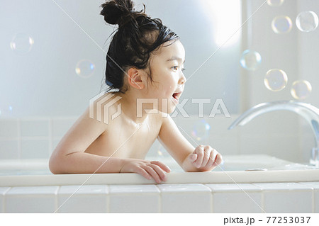 子供 幼児 女の子 風呂の写真素材