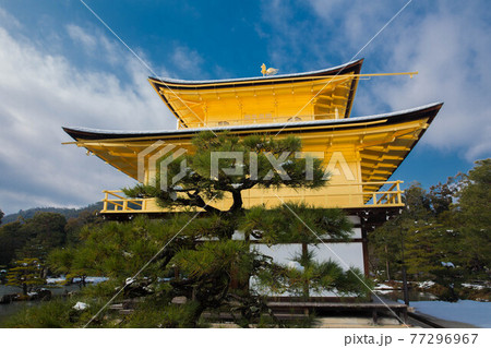 金閣寺 金 寺 雪の写真素材