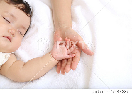 子供 手 小さい 片手の写真素材 子供 手 小さい 片手の写真素材