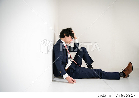 しゃがむ 横向きの写真素材