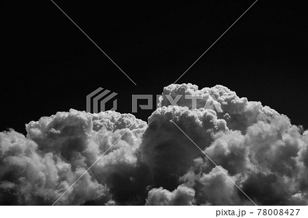 入道雲 モノクロ 空 雲の写真素材