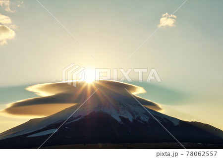 富士山 レンズ雲 風景写真 富士山と日中に現れたレンズ雲の写真・画像素材-Snapmart