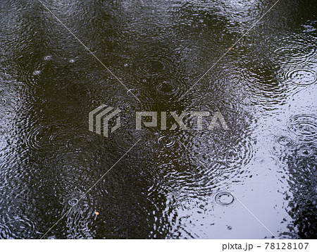 水 雨 波紋 水たまりの写真素材 水 雨 波紋 水たまりの写真素材
