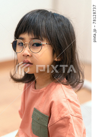 幼児 ショートヘアー 女子 女の子の写真素材