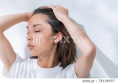 髪をかきあげる セクシーの写真素材