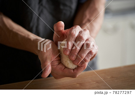 おにぎり 男性 握り飯 手の写真素材