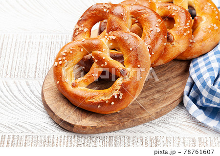 Fresh baked homemade pretzel. Beer snackの写真素材 [78761607] - PIXTA