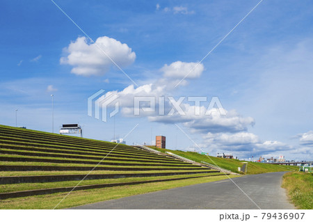 荒川 河川敷 土手 河原の写真素材