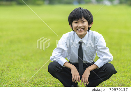 しゃがむ 男の子の写真素材