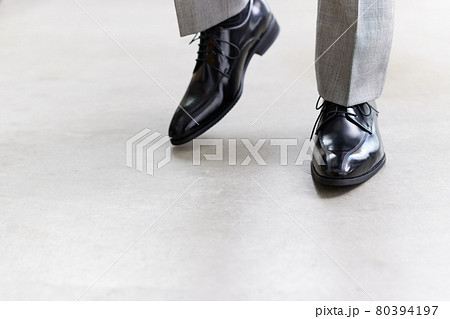 サラリーマン 靴 足 歩くの写真素材 サラリーマン 靴 足 歩くの写真素材