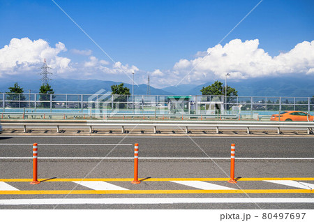 中央分離帯 高速道路 分離帯 ポールの写真素材