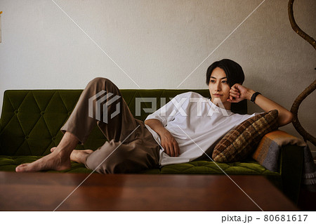 男性 人物 ソファー 座るの写真素材 男性 人物 ソファー 座るの写真素材
