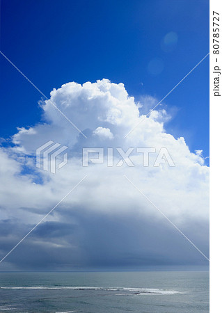 雲 入道雲 夏 海の写真素材