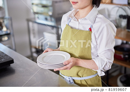 皿 料理 持つ 手の写真素材