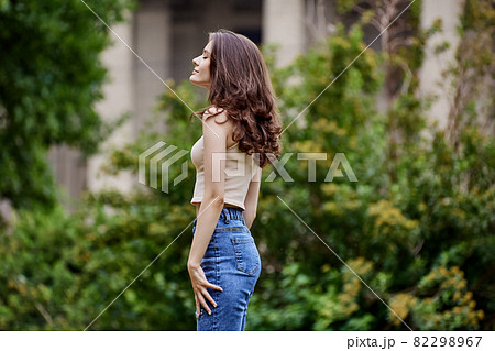 人物 女性 後ろ姿 ジーンズ 外国人 ジーパンの写真素材