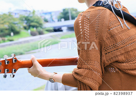 女性 ギター 後姿 若いの写真素材