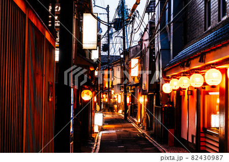 飲み屋街 ネオン街 繁華街 先斗町の写真素材 飲み屋街 ネオン街 繁華街 先斗町の写真素材