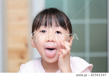 女性 変顔 女の子 かわいい 1人の写真素材