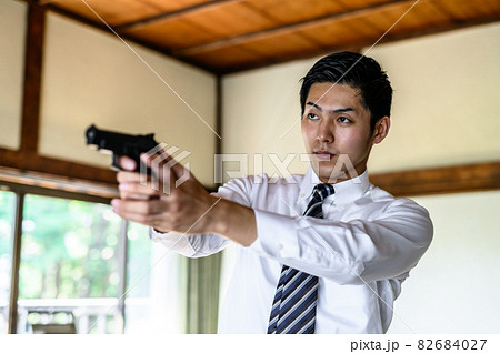 銃ポーズの写真素材