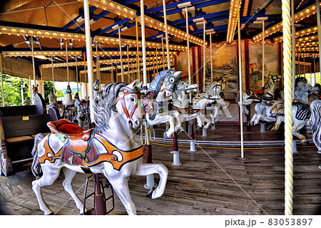 遊園地 テーマパーク メリーゴーランド 馬車の写真素材 - PIXTA