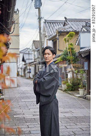浴衣 男性 人物 腕組みの写真素材