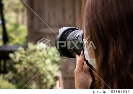 一眼レフ カメラ 手 持つの写真素材 一眼レフ カメラ 手 持つの写真素材