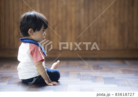 赤ちゃん 後姿 背中 おすわりの写真素材