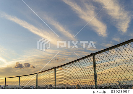 夕方 屋上 青空 空の写真素材