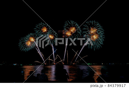 海 青色 人影 花火の写真素材