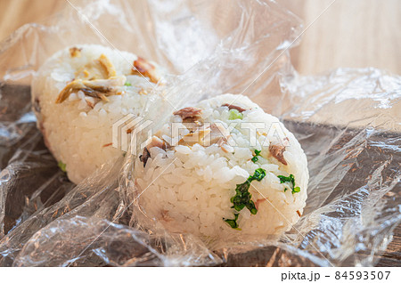 おむすび オニギリ お弁当 ラップの写真素材