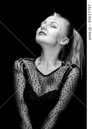 モノクロ 白黒 外国人 大人の写真素材