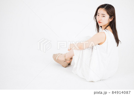 女性 全身 ポーズ ワンピースの写真素材