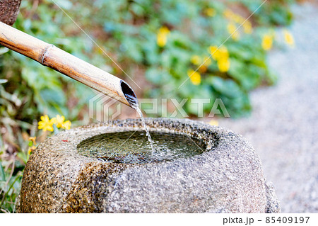 竹 水 水滴 鹿威しの写真素材 - PIXTA