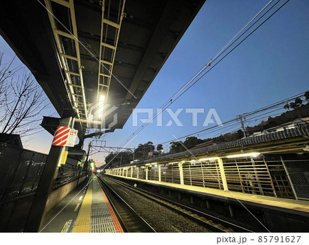 鉄道 駅ホーム 夜 蛍光灯の写真素材