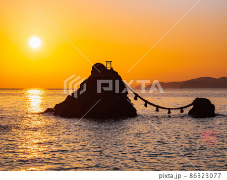 二見浦 夫婦岩 朝日 日の出の写真素材 - PIXTA