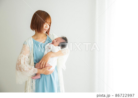 頬ずり 子供の写真素材