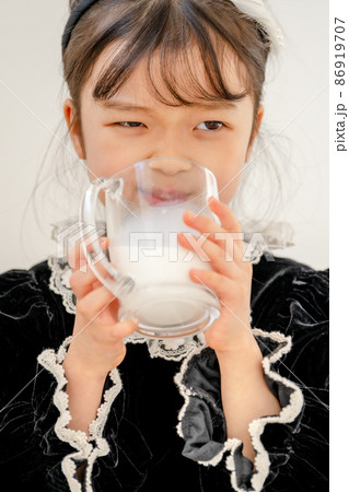 牛乳嫌い まずいの写真素材