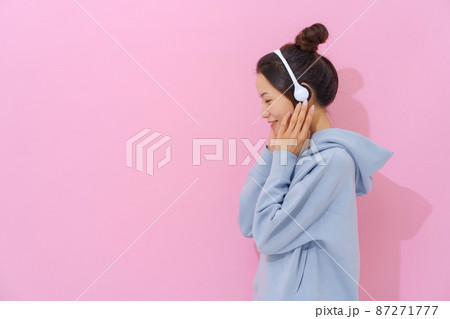 女性 女の子 ヘッドフォン パーカー 人物の写真素材