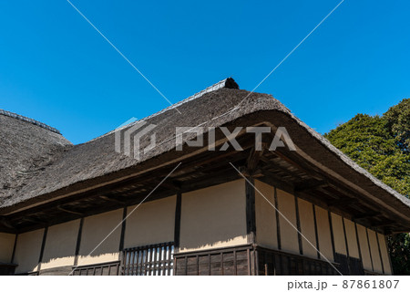 茅葺き屋根の古民家のイメージ