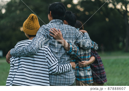 肩を組む後ろ姿の写真素材