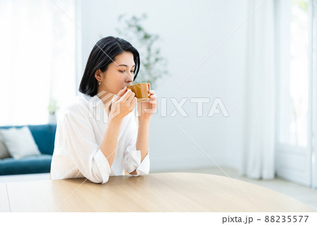 紅茶 女性 飲む 上半身の写真素材