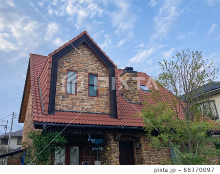 赤い屋根のドーマーのある煉瓦造りの洋館