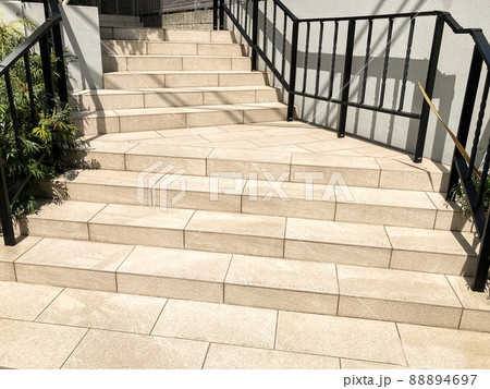 明るいマンションの玄関アプローチ階段のイメージ